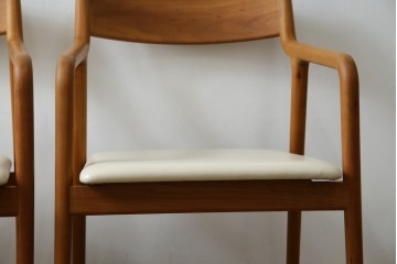 中古　美品　宮崎椅子製作所　村澤一晃デザイン　本革　チェリー材を使用したなめらかな曲線フレームのPePe(ペペ)アームチェア2脚　セット定価約20万6千円　(R-086047)