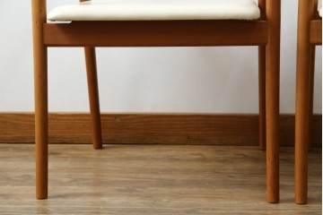 中古　美品　宮崎椅子製作所　村澤一晃デザイン　本革　チェリー材を使用したなめらかな曲線フレームのPePe(ペペ)アームチェア2脚　セット定価約20万6千円　(R-086047)