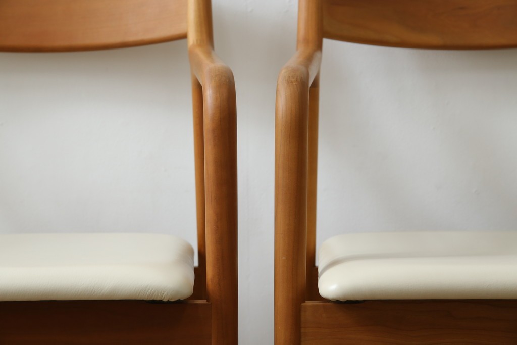 中古　美品　宮崎椅子製作所　村澤一晃デザイン　本革　チェリー材を使用したなめらかな曲線フレームのPePe(ペペ)アームチェア2脚　セット定価約20万6千円　(R-086047)