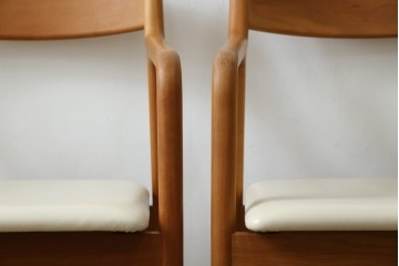 中古　美品　宮崎椅子製作所　村澤一晃デザイン　本革　チェリー材を使用したなめらかな曲線フレームのPePe(ペペ)アームチェア2脚　セット定価約20万6千円　(R-086047)