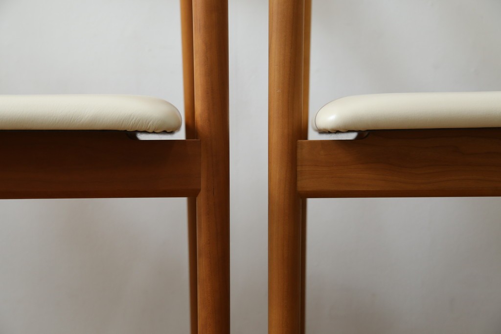 中古　美品　宮崎椅子製作所　村澤一晃デザイン　本革　チェリー材を使用したなめらかな曲線フレームのPePe(ペペ)アームチェア2脚　セット定価約20万6千円　(R-086047)