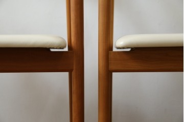 中古　美品　宮崎椅子製作所　村澤一晃デザイン　本革　チェリー材を使用したなめらかな曲線フレームのPePe(ペペ)アームチェア2脚　セット定価約20万6千円　(R-086047)