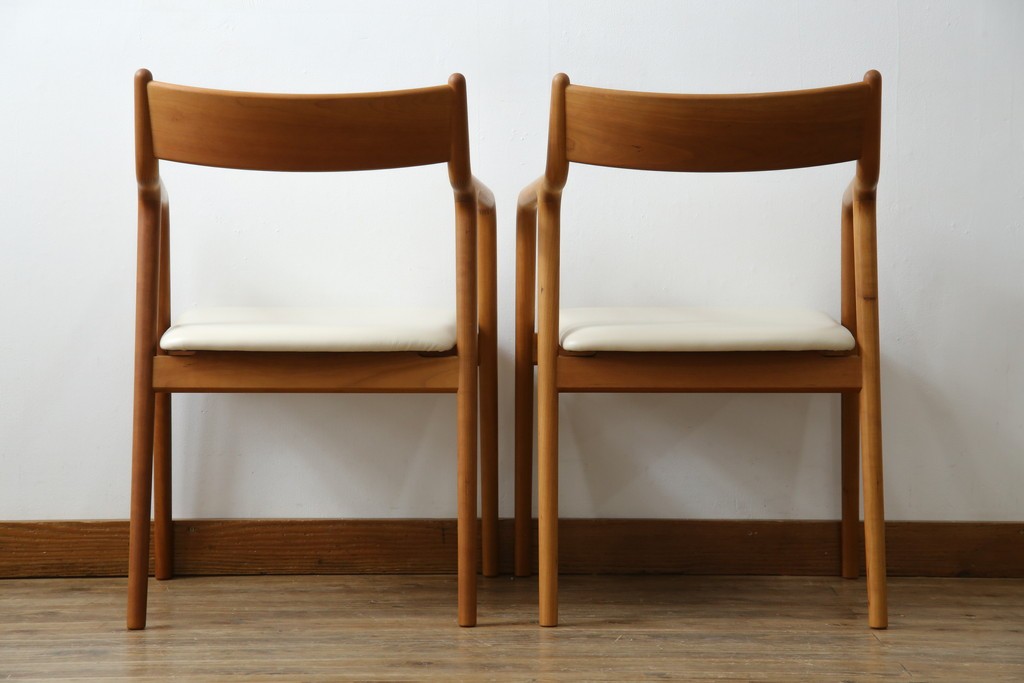 中古　美品　宮崎椅子製作所　村澤一晃デザイン　本革　チェリー材を使用したなめらかな曲線フレームのPePe(ペペ)アームチェア2脚　セット定価約20万6千円　(R-086047)