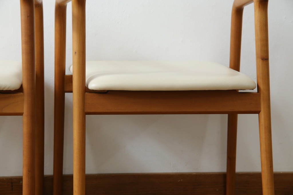 中古　美品　宮崎椅子製作所　村澤一晃デザイン　本革　チェリー材を使用したなめらかな曲線フレームのPePe(ペペ)アームチェア2脚　セット定価約20万6千円　(R-086047)