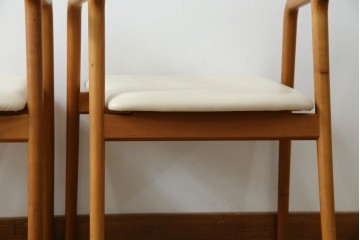 中古　美品　宮崎椅子製作所　村澤一晃デザイン　本革　チェリー材を使用したなめらかな曲線フレームのPePe(ペペ)アームチェア2脚　セット定価約20万6千円　(R-086047)