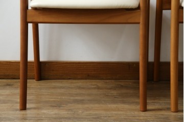 中古　美品　宮崎椅子製作所　村澤一晃デザイン　本革　チェリー材を使用したなめらかな曲線フレームのPePe(ペペ)アームチェア2脚　セット定価約20万6千円　(R-086047)