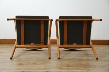 中古　美品　宮崎椅子製作所　村澤一晃デザイン　本革　チェリー材を使用したなめらかな曲線フレームのPePe(ペペ)アームチェア2脚　セット定価約20万6千円　(R-086047)