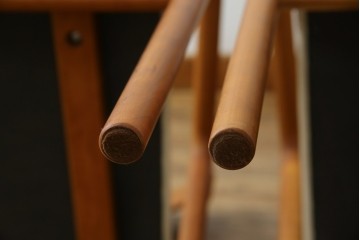 中古　美品　宮崎椅子製作所　村澤一晃デザイン　本革　チェリー材を使用したなめらかな曲線フレームのPePe(ペペ)アームチェア2脚　セット定価約20万6千円　(R-086047)