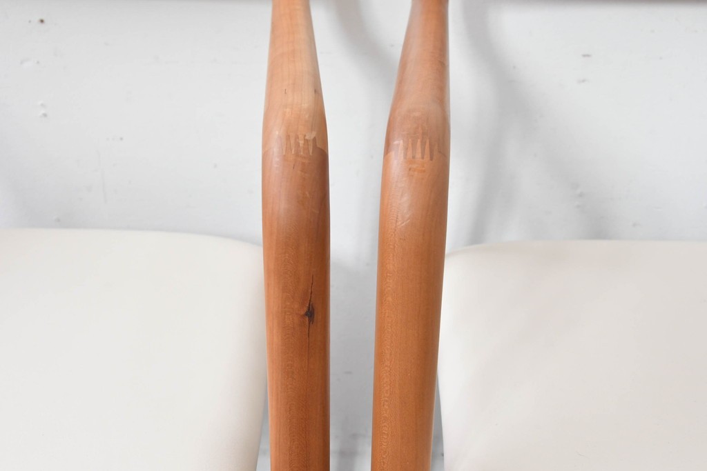 中古　美品　宮崎椅子製作所　村澤一晃デザイン　本革　チェリー材を使用したなめらかな曲線フレームのPePe(ペペ)アームチェア2脚セット　定価(2脚合計)約20万6千円　(R-086047)