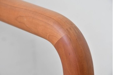 中古　美品　宮崎椅子製作所　村澤一晃デザイン　本革　チェリー材を使用したなめらかな曲線フレームのPePe(ペペ)アームチェア2脚セット　定価(2脚合計)約20万6千円　(R-086047)