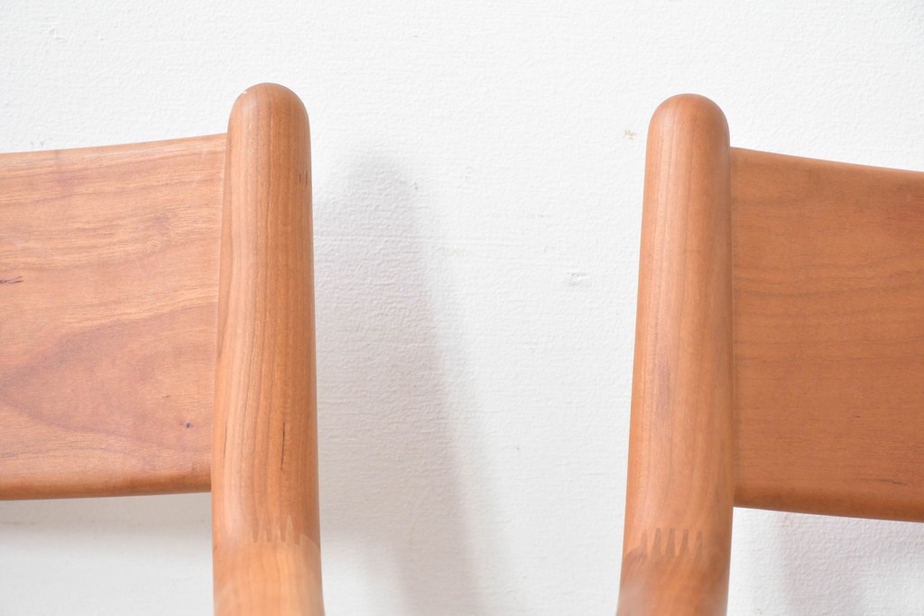 中古　美品　宮崎椅子製作所　村澤一晃デザイン　本革　チェリー材を使用したなめらかな曲線フレームのPePe(ペペ)アームチェア2脚セット　定価(2脚合計)約20万6千円　(R-086047)