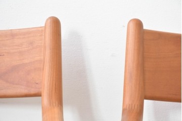 中古　美品　宮崎椅子製作所　村澤一晃デザイン　本革　チェリー材を使用したなめらかな曲線フレームのPePe(ペペ)アームチェア2脚セット　定価(2脚合計)約20万6千円　(R-086047)