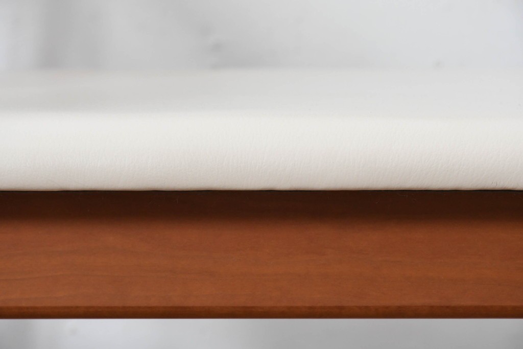 中古　美品　宮崎椅子製作所　村澤一晃デザイン　本革　チェリー材を使用したなめらかな曲線フレームのPePe(ペペ)アームチェア2脚セット　定価(2脚合計)約20万6千円　(R-086047)