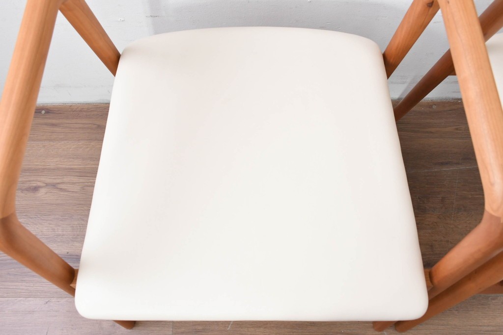 中古　美品　宮崎椅子製作所　村澤一晃デザイン　本革　チェリー材を使用したなめらかな曲線フレームのPePe(ペペ)アームチェア2脚セット　定価(2脚合計)約20万6千円　(R-086047)