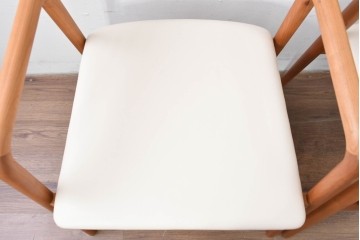 中古　美品　宮崎椅子製作所　村澤一晃デザイン　本革　チェリー材を使用したなめらかな曲線フレームのPePe(ペペ)アームチェア2脚セット　定価(2脚合計)約20万6千円　(R-086047)