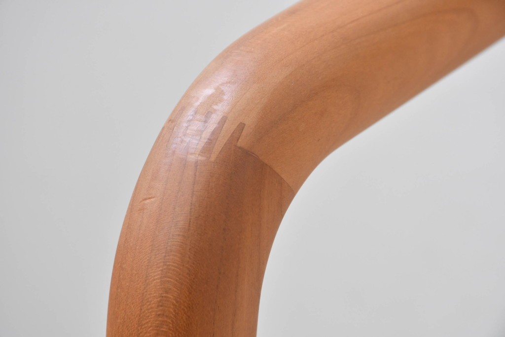 中古　美品　宮崎椅子製作所　村澤一晃デザイン　本革　チェリー材を使用したなめらかな曲線フレームのPePe(ペペ)アームチェア2脚セット　定価(2脚合計)約20万6千円　(R-086047)