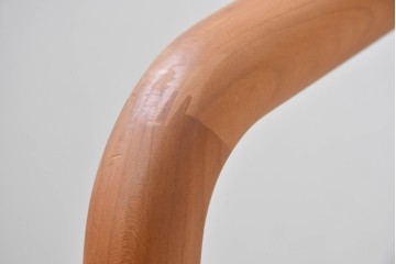 中古　美品　宮崎椅子製作所　村澤一晃デザイン　本革　チェリー材を使用したなめらかな曲線フレームのPePe(ペペ)アームチェア2脚セット　定価(2脚合計)約20万6千円　(R-086047)