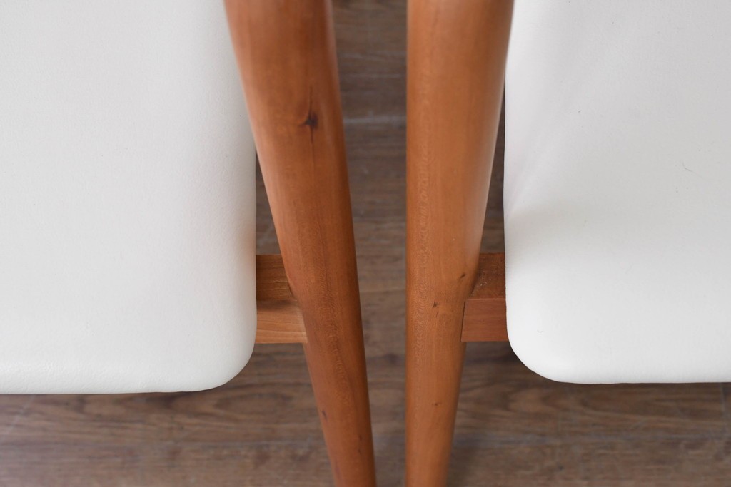 中古　美品　宮崎椅子製作所　村澤一晃デザイン　本革　チェリー材を使用したなめらかな曲線フレームのPePe(ペペ)アームチェア2脚セット　定価(2脚合計)約20万6千円　(R-086047)