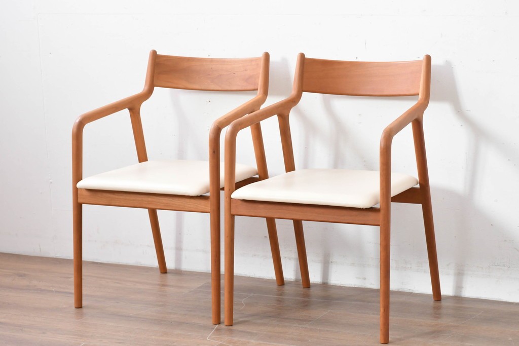 中古　美品　宮崎椅子製作所　村澤一晃デザイン　本革　チェリー材を使用したなめらかな曲線フレームのPePe(ペペ)アームチェア2脚セット　定価(2脚合計)約20万6千円　(R-086047)