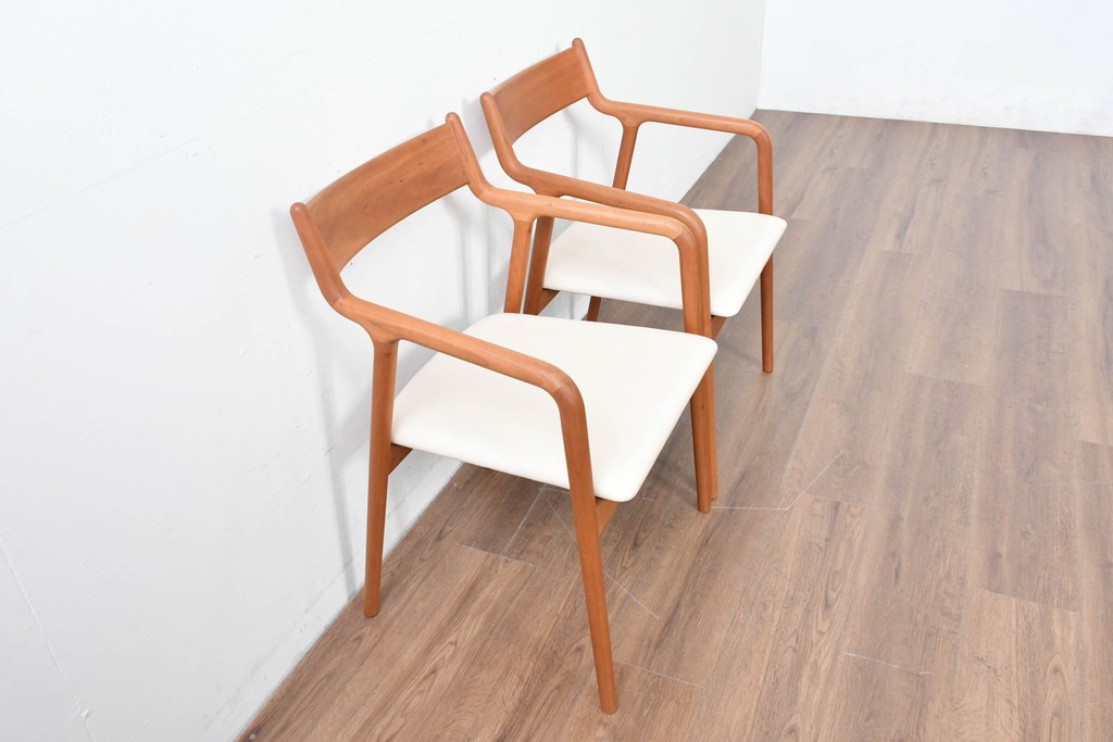 中古　美品　宮崎椅子製作所　村澤一晃デザイン　本革　チェリー材を使用したなめらかな曲線フレームのPePe(ペペ)アームチェア2脚セット　定価(2脚合計)約20万6千円　(R-086047)