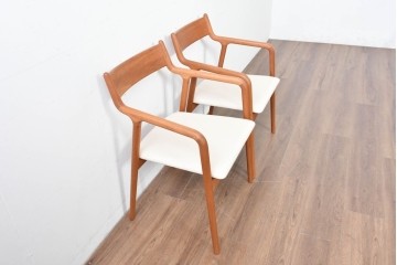 中古　美品　宮崎椅子製作所　村澤一晃デザイン　本革　チェリー材を使用したなめらかな曲線フレームのPePe(ペペ)アームチェア2脚セット　定価(2脚合計)約20万6千円　(R-086047)