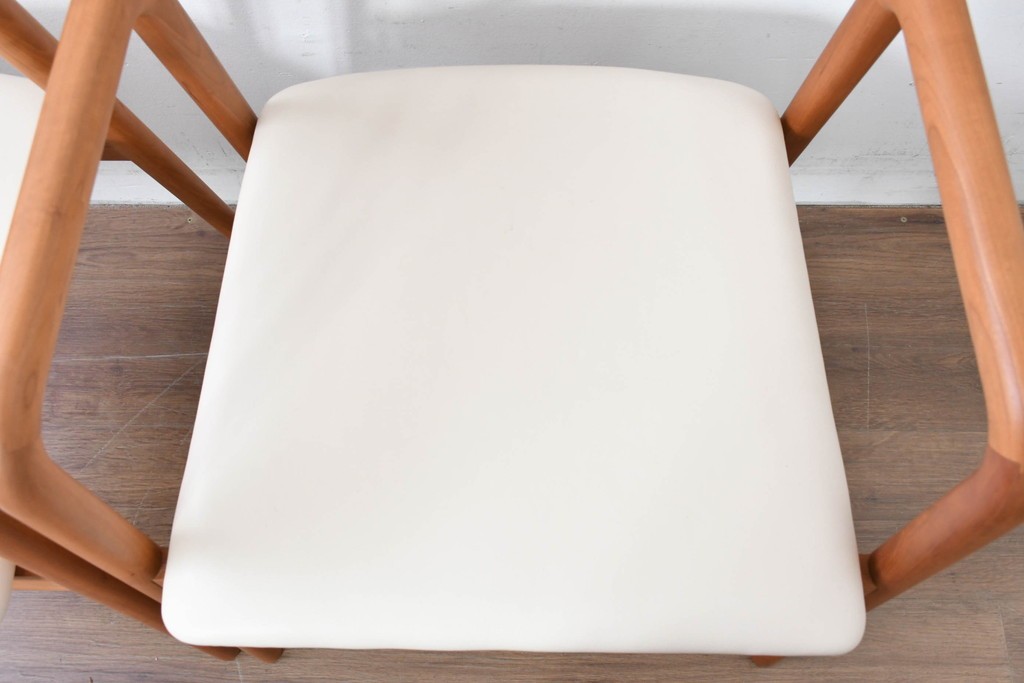 中古　美品　宮崎椅子製作所　村澤一晃デザイン　本革　チェリー材を使用したなめらかな曲線フレームのPePe(ペペ)アームチェア2脚セット　定価(2脚合計)約20万6千円　(R-086047)