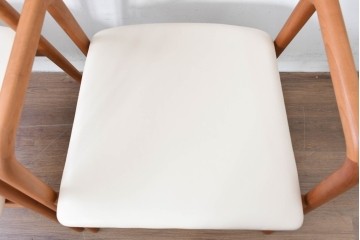 中古　美品　宮崎椅子製作所　村澤一晃デザイン　本革　チェリー材を使用したなめらかな曲線フレームのPePe(ペペ)アームチェア2脚セット　定価(2脚合計)約20万6千円　(R-086047)