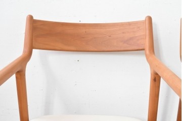 中古　美品　宮崎椅子製作所　村澤一晃デザイン　本革　チェリー材を使用したなめらかな曲線フレームのPePe(ペペ)アームチェア2脚セット　定価(2脚合計)約20万6千円　(R-086047)