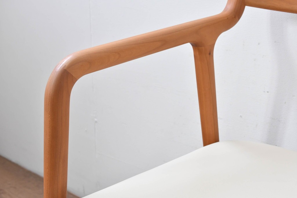 中古　美品　宮崎椅子製作所　村澤一晃デザイン　本革　チェリー材を使用したなめらかな曲線フレームのPePe(ペペ)アームチェア2脚セット　定価(2脚合計)約20万6千円　(R-086047)