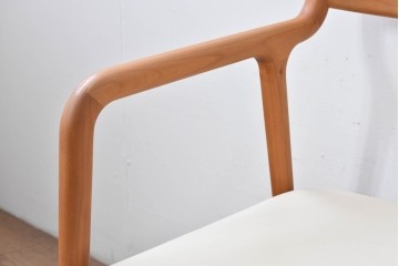 中古　美品　宮崎椅子製作所　村澤一晃デザイン　本革　チェリー材を使用したなめらかな曲線フレームのPePe(ペペ)アームチェア2脚セット　定価(2脚合計)約20万6千円　(R-086047)