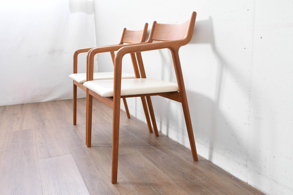 中古　美品　宮崎椅子製作所　村澤一晃デザイン　本革　チェリー材を使用したなめらかな曲線フレームのPePe(ペペ)アームチェア2脚セット　定価(2脚合計)約20万6千円　(R-086047)