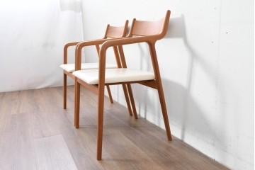 中古　美品　宮崎椅子製作所　村澤一晃デザイン　本革　チェリー材を使用したなめらかな曲線フレームのPePe(ペペ)アームチェア2脚セット　定価(2脚合計)約20万6千円　(R-086047)