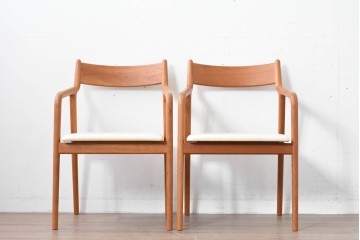 中古　美品　宮崎椅子製作所　村澤一晃デザイン　本革　チェリー材を使用したなめらかな曲線フレームのPePe(ペペ)アームチェア2脚セット　定価(2脚合計)約20万6千円　(R-086047)