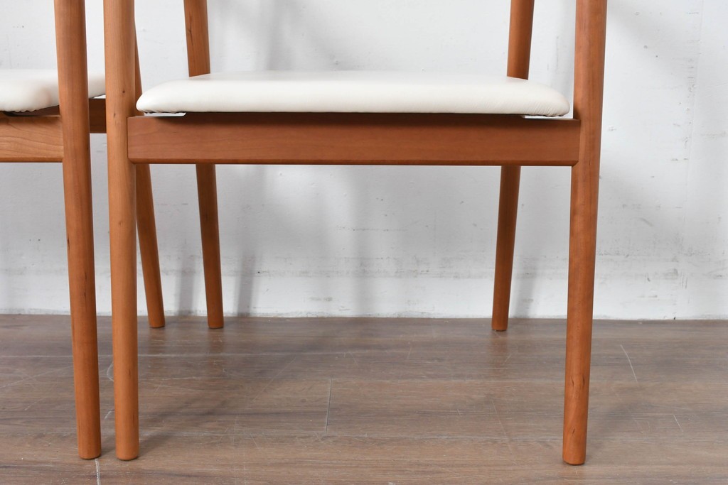 中古　美品　宮崎椅子製作所　村澤一晃デザイン　本革　チェリー材を使用したなめらかな曲線フレームのPePe(ペペ)アームチェア2脚セット　定価(2脚合計)約20万6千円　(R-086047)