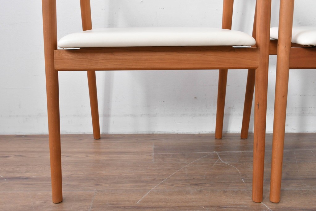 中古　美品　宮崎椅子製作所　村澤一晃デザイン　本革　チェリー材を使用したなめらかな曲線フレームのPePe(ペペ)アームチェア2脚セット　定価(2脚合計)約20万6千円　(R-086047)