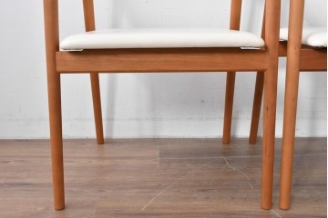 中古　美品　宮崎椅子製作所　村澤一晃デザイン　本革　チェリー材を使用したなめらかな曲線フレームのPePe(ペペ)アームチェア2脚セット　定価(2脚合計)約20万6千円　(R-086047)