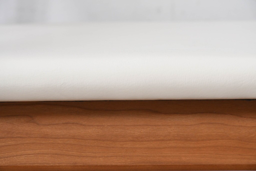 中古　美品　宮崎椅子製作所　村澤一晃デザイン　本革　チェリー材を使用したなめらかな曲線フレームのPePe(ペペ)アームチェア2脚セット　定価(2脚合計)約20万6千円　(R-086047)