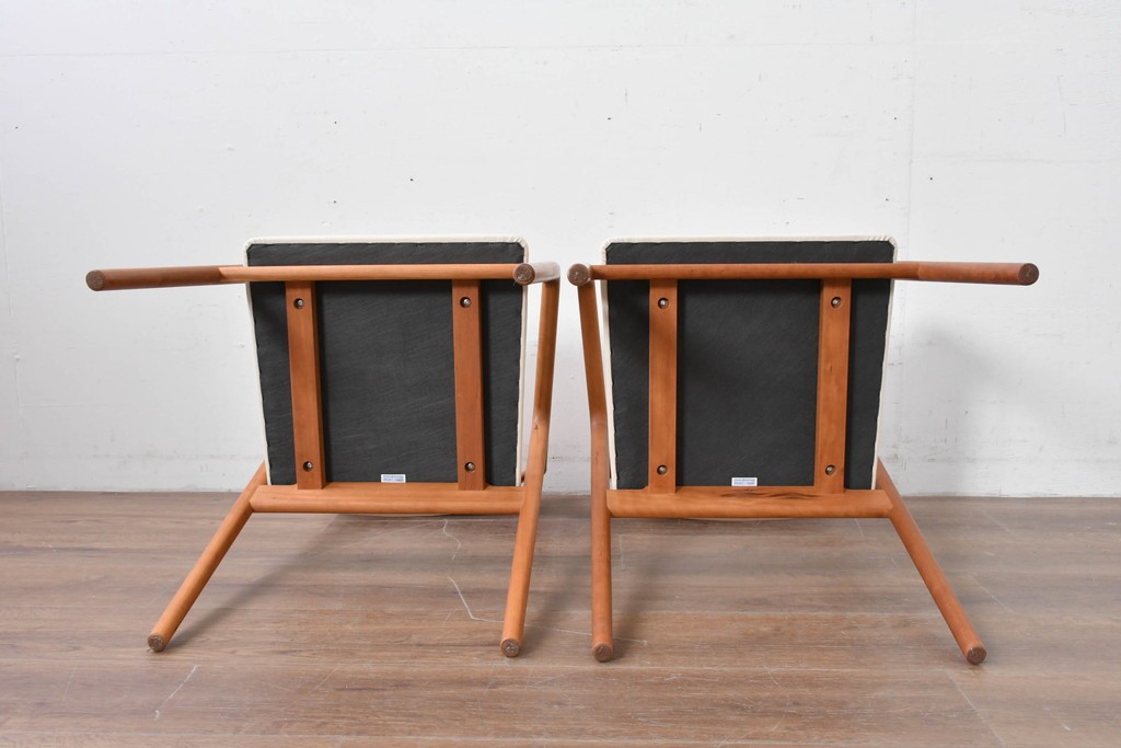 中古　美品　宮崎椅子製作所　村澤一晃デザイン　本革　チェリー材を使用したなめらかな曲線フレームのPePe(ペペ)アームチェア2脚セット　定価(2脚合計)約20万6千円　(R-086047)