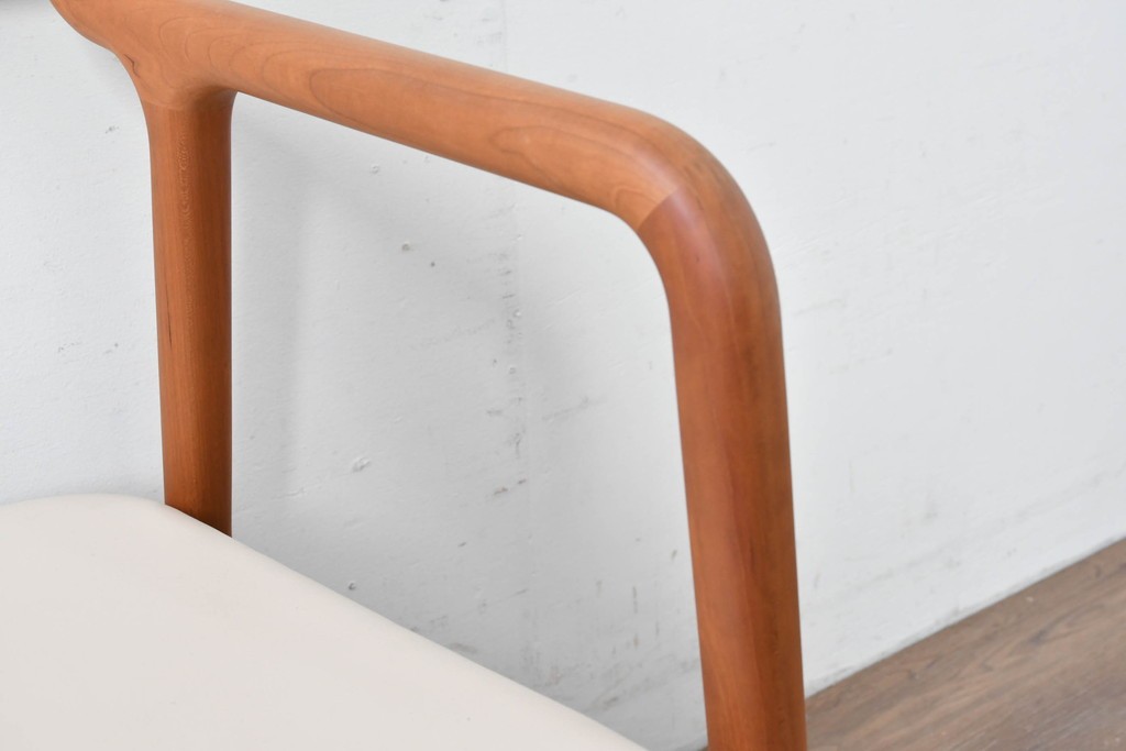 中古　美品　宮崎椅子製作所　村澤一晃デザイン　本革　チェリー材を使用したなめらかな曲線フレームのPePe(ペペ)アームチェア2脚セット　定価(2脚合計)約20万6千円　(R-086047)