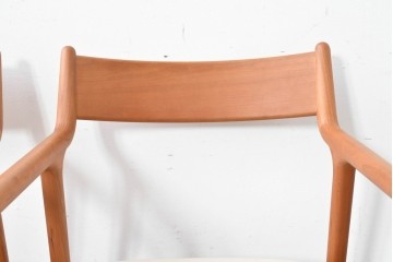 中古　美品　宮崎椅子製作所　村澤一晃デザイン　本革　チェリー材を使用したなめらかな曲線フレームのPePe(ペペ)アームチェア2脚セット　定価(2脚合計)約20万6千円　(R-086047)