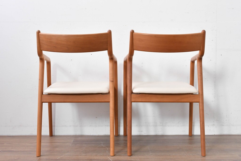 中古　美品　宮崎椅子製作所　村澤一晃デザイン　本革　チェリー材を使用したなめらかな曲線フレームのPePe(ペペ)アームチェア2脚セット　定価(2脚合計)約20万6千円　(R-086047)