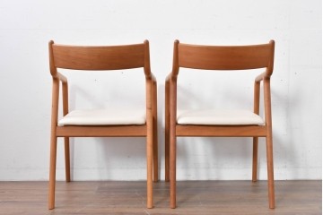 中古　美品　宮崎椅子製作所　村澤一晃デザイン　本革　チェリー材を使用したなめらかな曲線フレームのPePe(ペペ)アームチェア2脚セット　定価(2脚合計)約20万6千円　(R-086047)