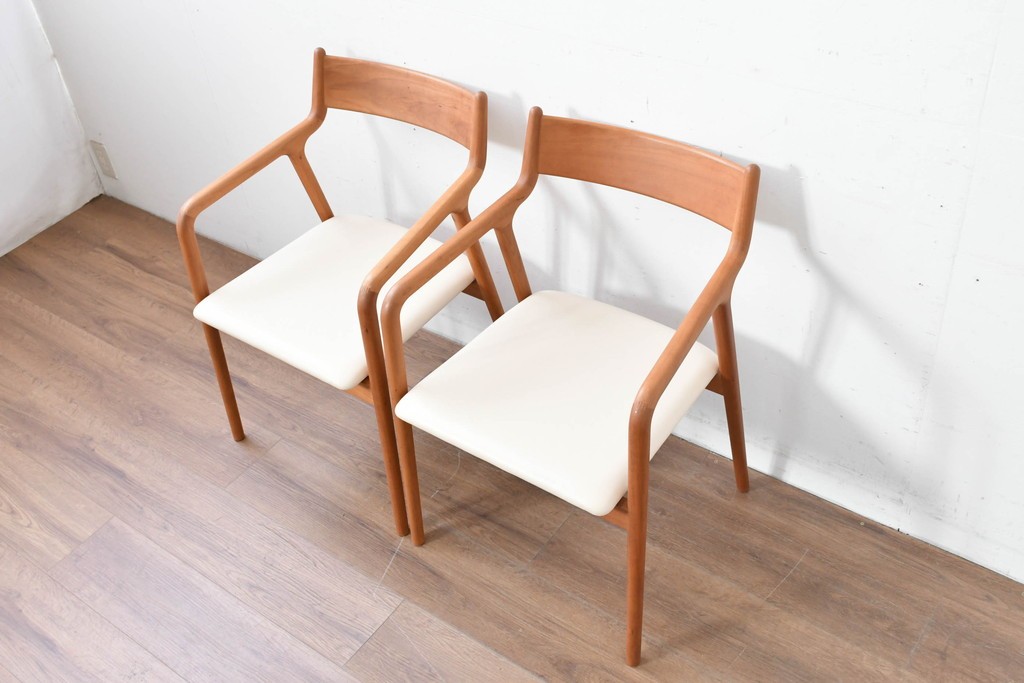 中古　美品　宮崎椅子製作所　村澤一晃デザイン　本革　チェリー材を使用したなめらかな曲線フレームのPePe(ペペ)アームチェア2脚セット　定価(2脚合計)約20万6千円　(R-086047)