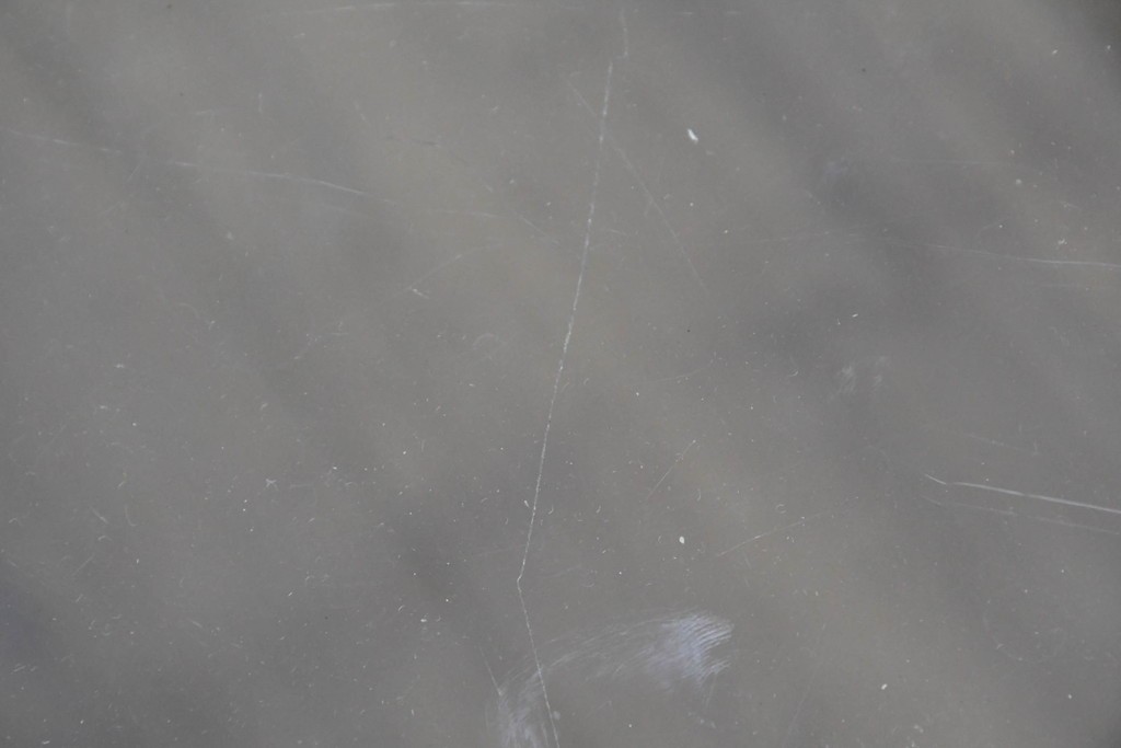 中古　高級輸入家具　ロココ調の装飾が可愛らしいガラス天板付きのローテーブル　(R-086048)