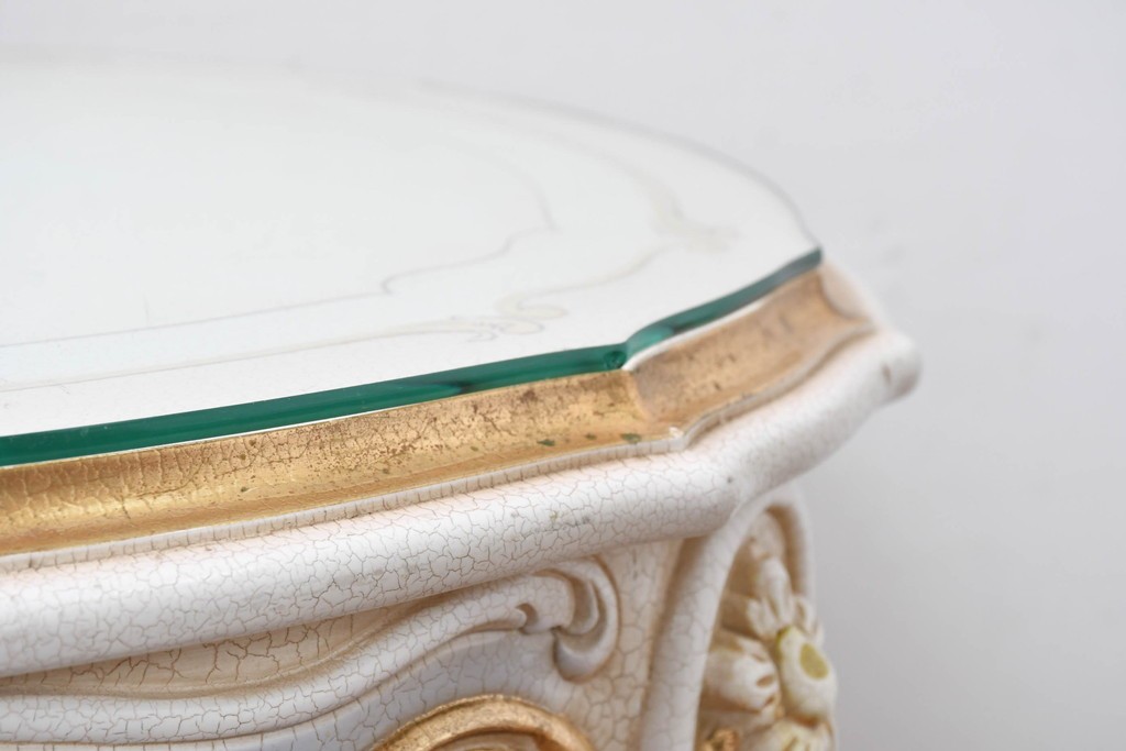 中古　高級輸入家具　ロココ調の装飾が可愛らしいガラス天板付きのローテーブル　(R-086048)