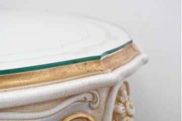 中古　高級輸入家具　ロココ調の装飾が可愛らしいガラス天板付きのローテーブル　(R-086048)