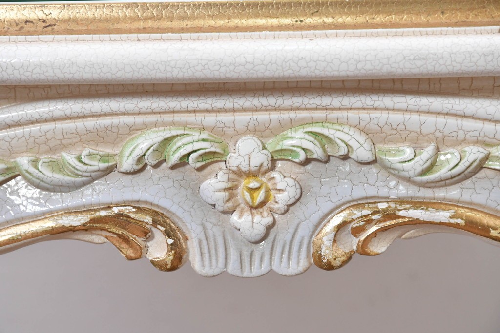 中古　高級輸入家具　ロココ調の装飾が可愛らしいガラス天板付きのローテーブル　(R-086048)