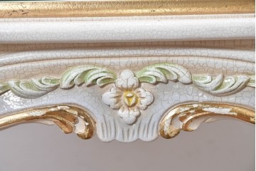 中古　高級輸入家具　ロココ調の装飾が可愛らしいガラス天板付きのローテーブル　(R-086048)