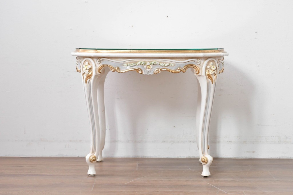 中古　高級輸入家具　ロココ調の装飾が可愛らしいガラス天板付きのローテーブル　(R-086048)