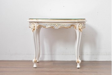 中古　高級輸入家具　ロココ調の装飾が可愛らしいガラス天板付きのローテーブル　(R-086048)